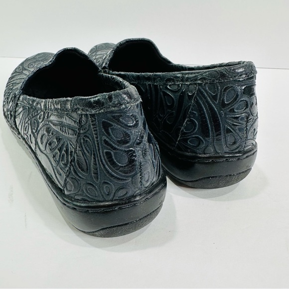 ๐ BOC BORN CONCEPT BLUE EMBOSSED LEATHER WOMENS SIZE 7.5 GREAT CONDITION - Picture 6 of 9